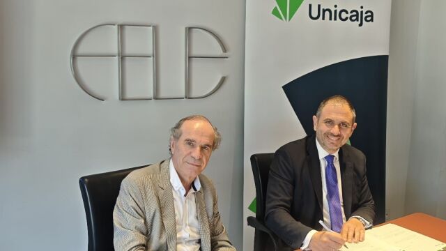 De izquierda a derecha, Juan María Vallejo y José María García Fernández firman el acuerdo