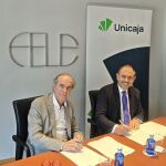 De izquierda a derecha, Juan María Vallejo y José María García Fernández firman el acuerdo
