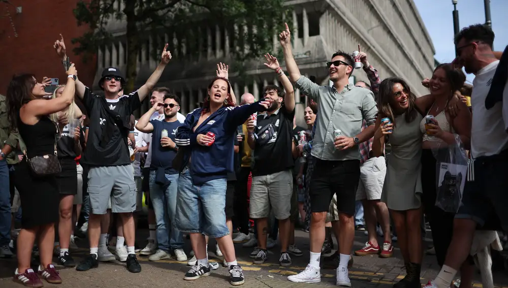 Fans arrive for the first Oasis gig since the band reunited