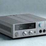 El K15 combina convertidores AKM, Wi-Fi nativo y pantalla táctil en un formato compacto que promete calidad de estudio sin ocupar media mesa