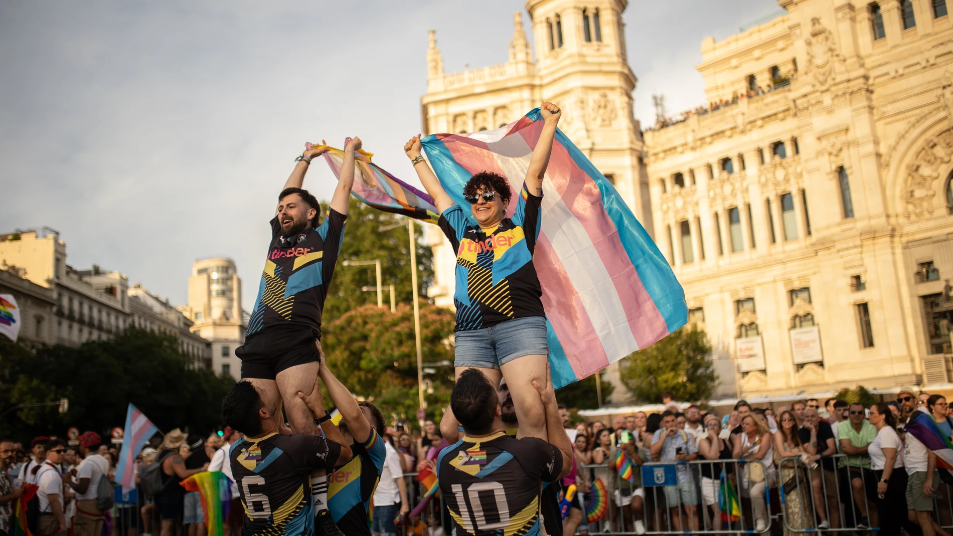 Ambiente en las calles de Madrid durante la manifestación estatal del Orgullo LGTBI+ 2025, a 5 de julio de 2025, en Madrid (España). La manifestación de este año conmemora los 20 años del matrimonio igualitario en España. Bajo el lema “20 años avanzando en derechos: Ni un paso atrás”, reúne a dos millones de personas para reivindicar igualdad, visibilidad y protección frente a retrocesos y discursos de odio. 05 JULIO 2025 Alejandro Martínez Vélez / Europa Press 05/07/2025