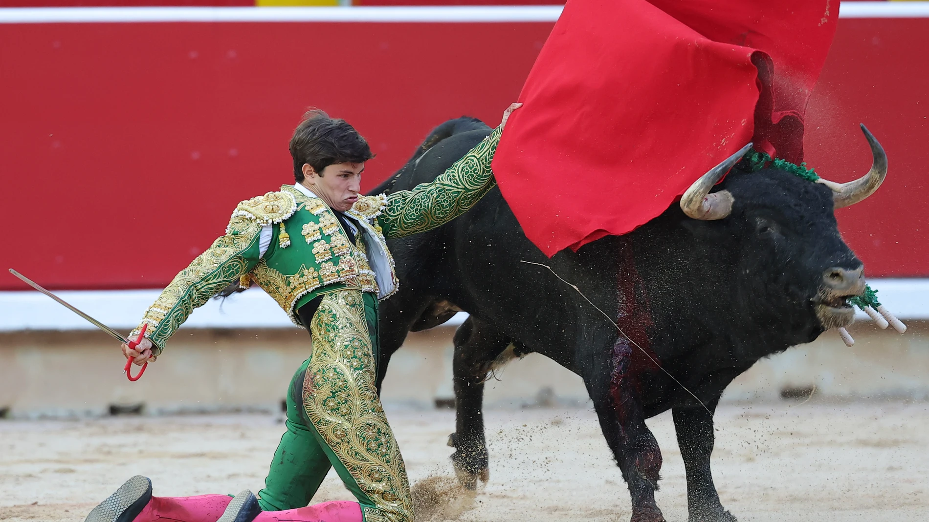 GRAFCAV9720. PAMPLONA, 05/07/2025.- El novillero Aaron Palacio en su faena al segundo de su lote durante la novillada que con motivo de la Feria del Toro de los Sanfermines 2025 se celebra hoy sábado en la Plaza de Toros de Pamplona. EFE/ J.P Urdiroz