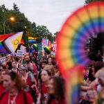 Miles de manifestantes se preparan para iniciar la gran marcha del Orgullo en Madrid