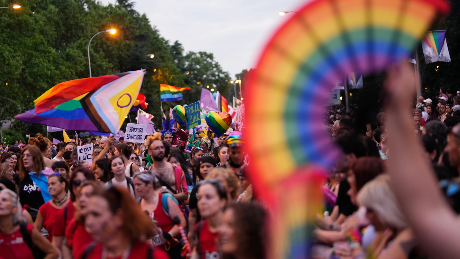 MADRID, 05/07/2025.- Un momento de la gran marcha del Orgullo 2025 en su recorrido hoy sábado por las calles de Madrid en la que participan más de 40 carrozas con música y un ambiente festivo. EFE / Borja Sánchez-Trillo.