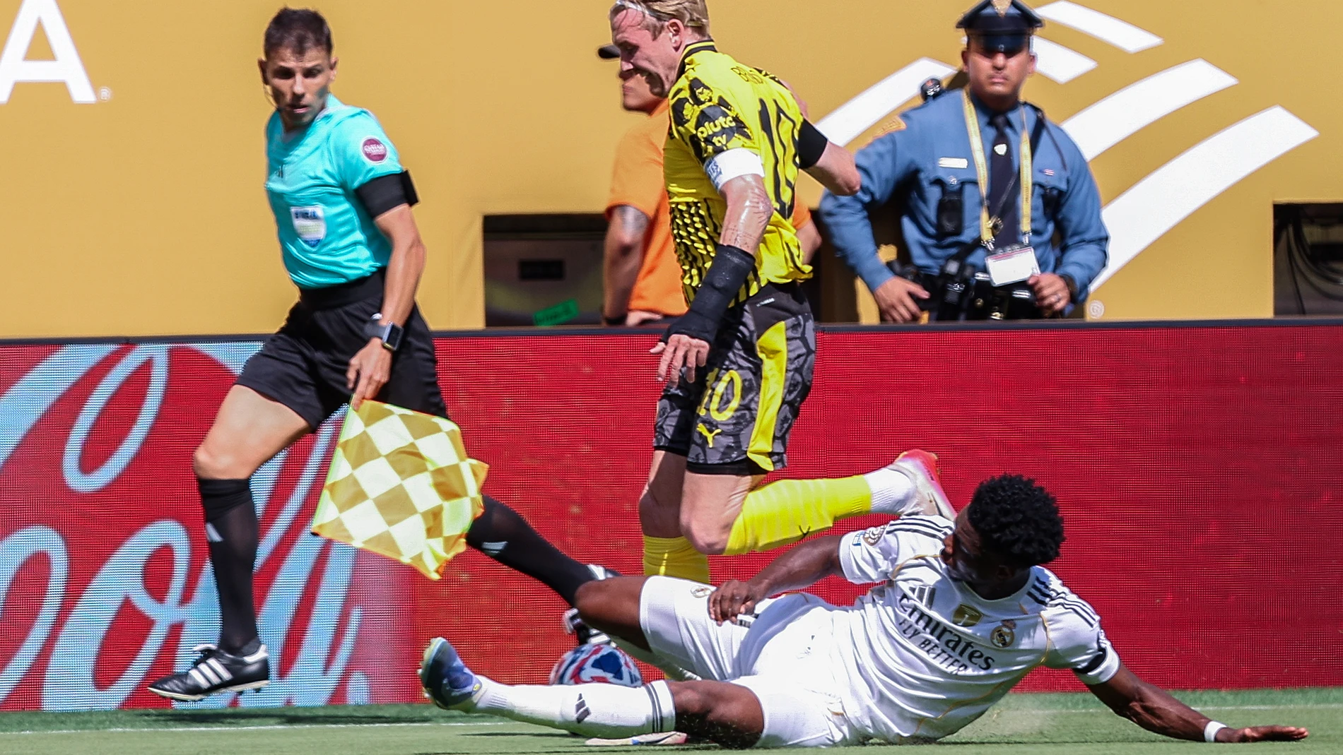 EAST RUTHERFORD (United States), 05/07/2025.- Julian Brandt of Borussia Dortmund (top) in action against Aurelien Tchouameni of Real Madrid during the FIFA Club World Cup 2025 match between Real Madrid C. F. v Borussia Dortmund at the MetLife Stadium in East Rutherford, New Jersey, USA, 05 July 2025. (Mundial de Fútbol) EFE/EPA/SARAH YENESEL