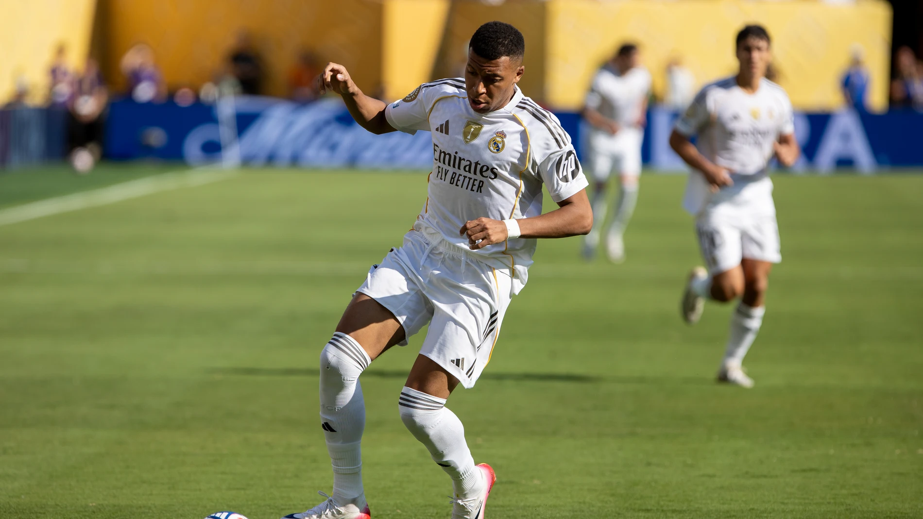 AME886. NUEVA JERSEY (ESTADOS UNIDOS), 05/07/2025.- Kylian Mbappé del Real Madrid controla el balón este sábado, en un partido del Mundial de Clubes entre Real Madrid y Borussia Dortmund en el estadio MetLife de Nueva Jersey (EE.UU.). EFE/Ángel Colmenares