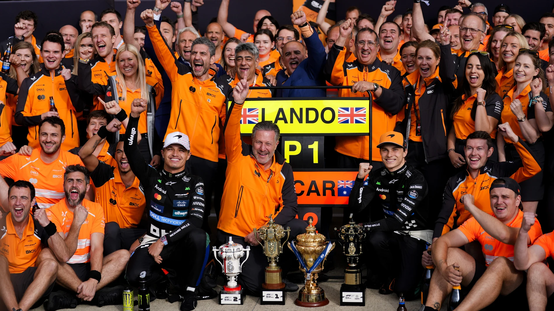 06 July 2025, United Kingdom, Silverstone: Chief executive officer of McLaren Racing Zak Brown (C) celebrates with race winner Lando Norris and second placed Oscar Piastri following the British Grand Prix at Silverstone Circuit. Photo: Andrew Matthews/PA Wire/dpa06/07/2025 ONLY FOR USE IN SPAIN