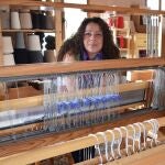 Desde Santa Cecilia del Alcor, Luisa Guardo Cruz teje piezas únicas que entrelazan tradición, sostenibilidad y memorias familiares