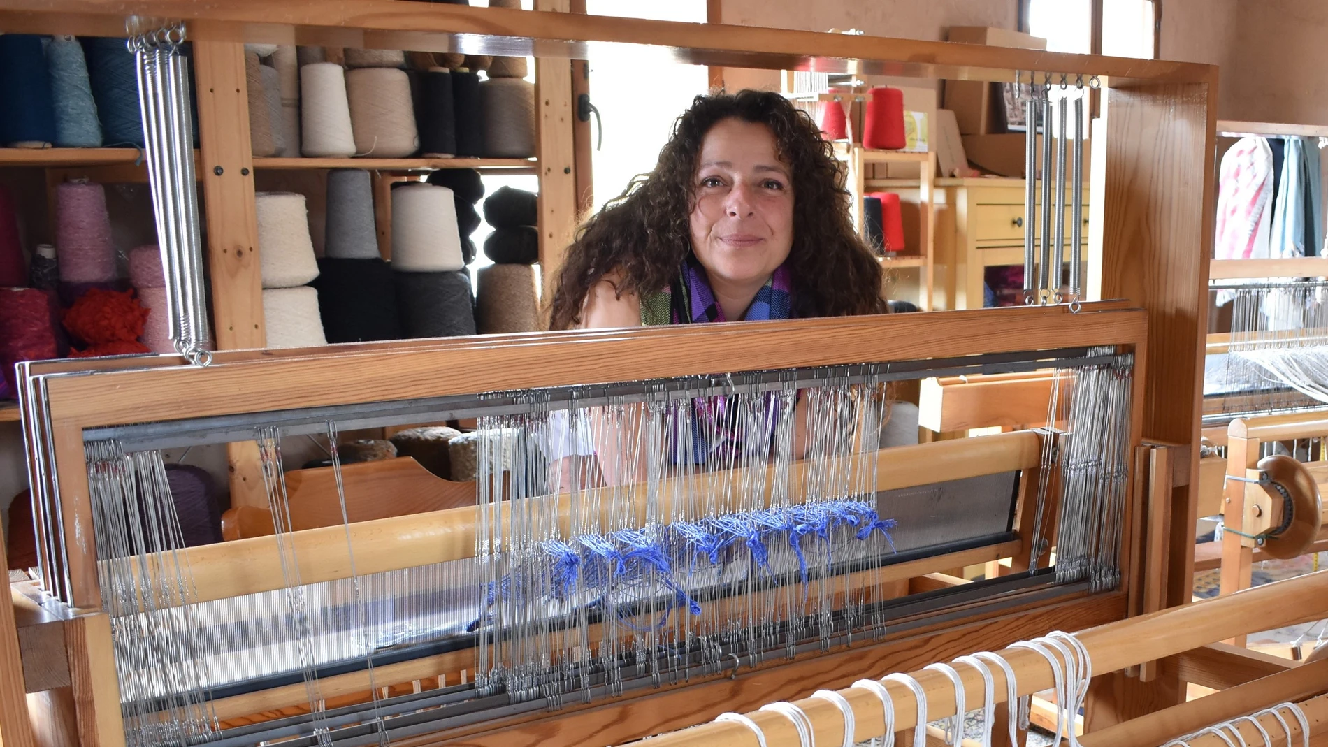 Desde Santa Cecilia del Alcor, Luisa Guardo Cruz teje piezas únicas que entrelazan tradición, sostenibilidad y memorias familiares