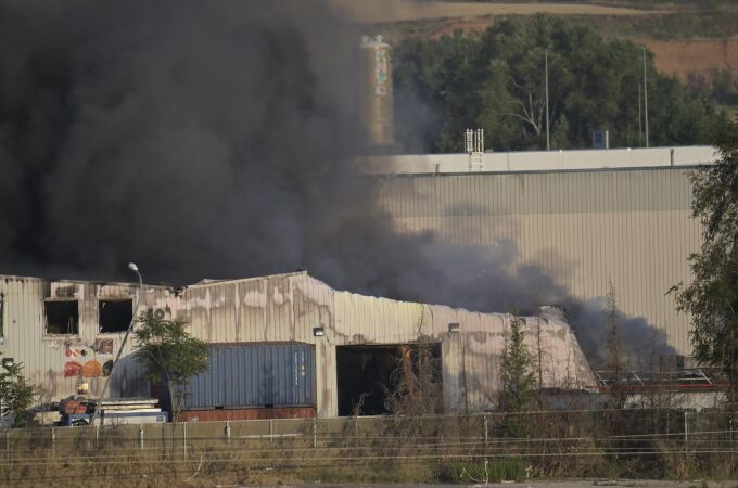 MADRID.-Sucesos.- Bomberos continúan trabajando para extinguir el incendio en Azuqueca de Henares (Guadalajara)