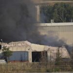 MADRID.-Sucesos.- Bomberos continúan trabajando para extinguir el incendio en Azuqueca de Henares (Guadalajara)