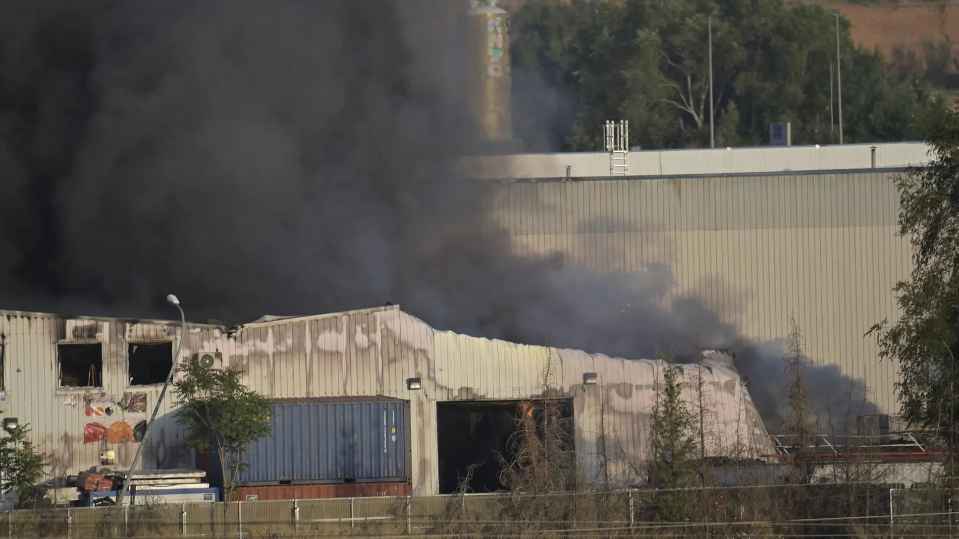 MADRID.-Sucesos.- Bomberos continúan trabajando para extinguir el incendio en Azuqueca de Henares (Guadalajara)