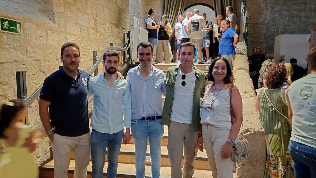 El alcalde de Medina de Rioseco, David Esteban junto a los emprendedores que han puesto en marcha el local