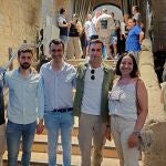 El alcalde de Medina de Rioseco, David Esteban junto a los emprendedores que han puesto en marcha el local