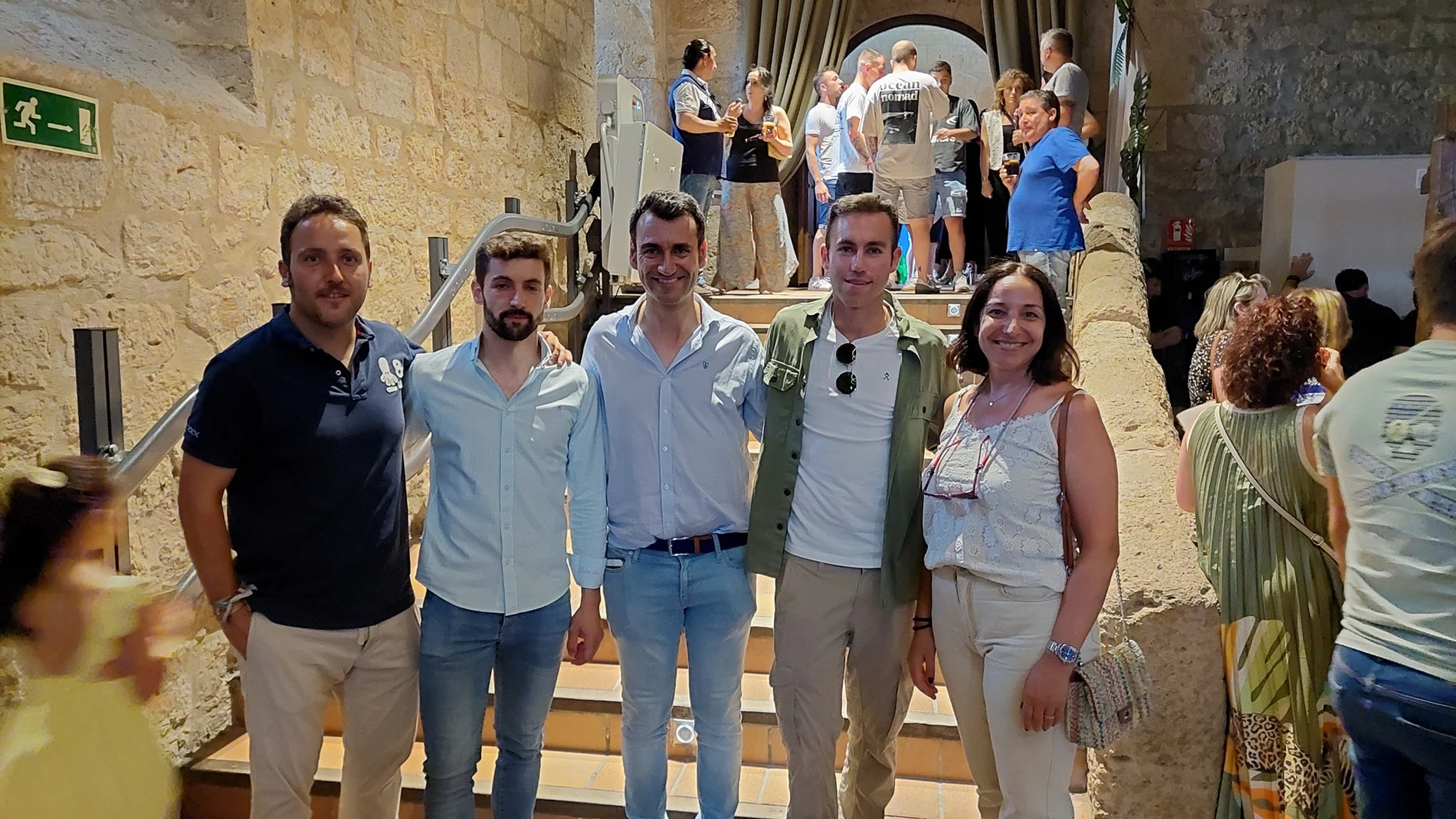 El alcalde de Medina de Rioseco, David Esteban junto a los emprendedores que han puesto en marcha el local