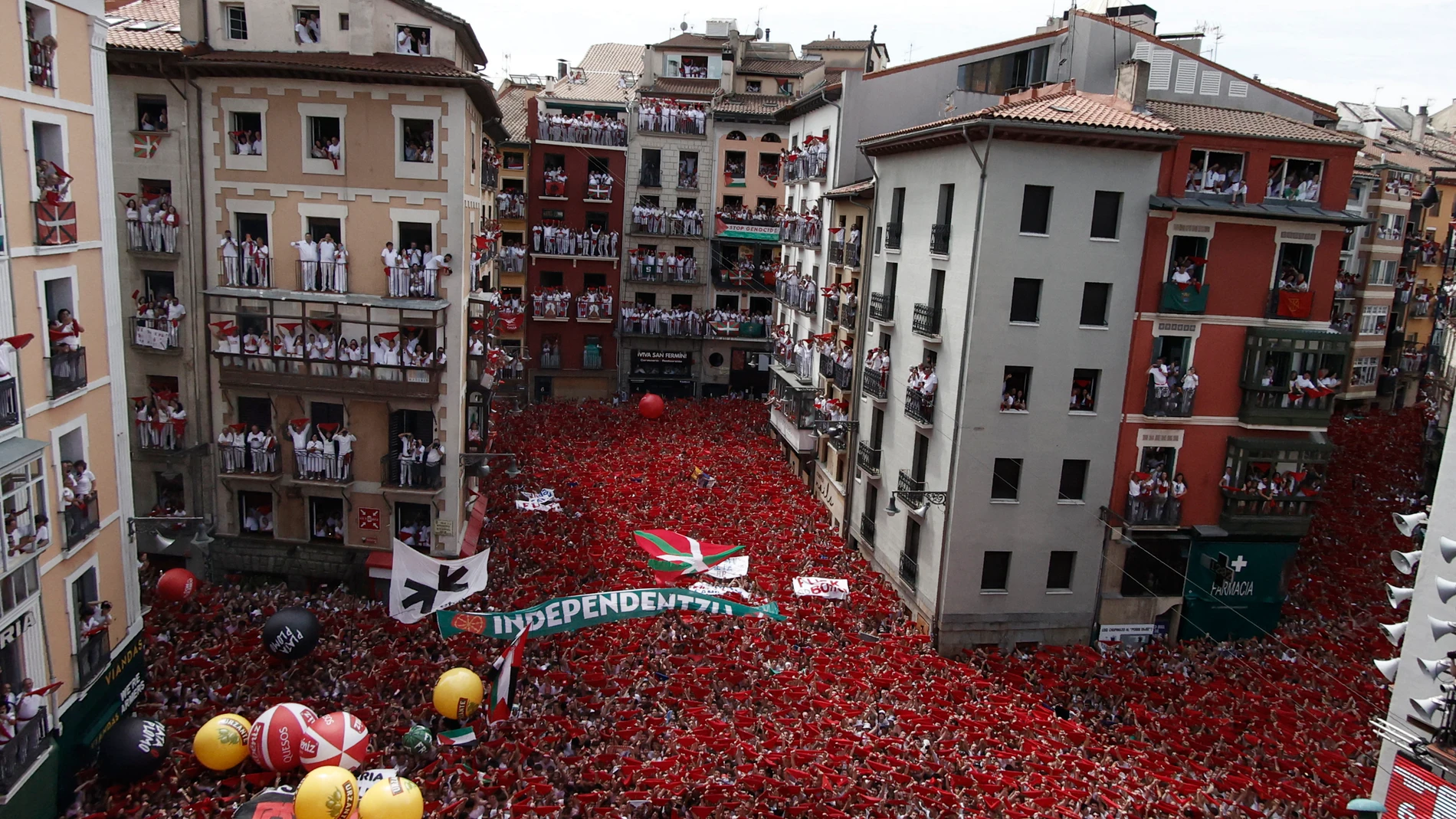 PAMPLONA, 06/07/2025.-Un chupinazo solidario con Palestina, lanzado por representantes de la plataforma Yala Nafarroa con Palestina, que agrupa a 225 colectivos y más de 1.700 personas en apoyo al pueblo palestino y que ha sido elegida por votación popular, ha arrancado los Sanfermines 2025 dando así paso a nueve días de fiesta ininterrumpidos. EFE/ Jesús Diges