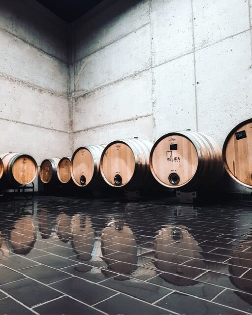 Sala de barricas de Mélida Wines
