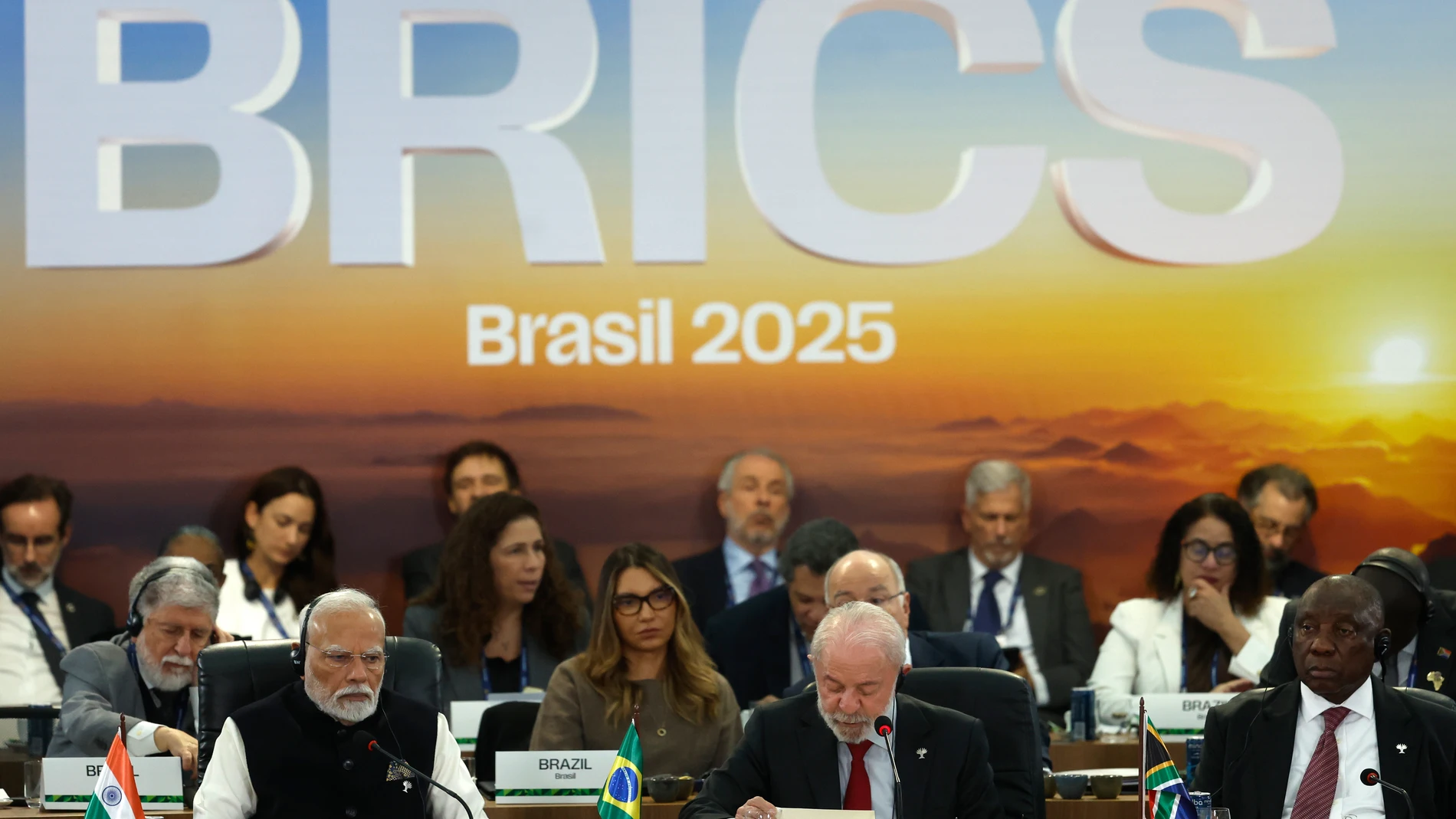 AME1081. RÍO DE JANEIRO (BRASIL), 06/07/2025.- El primer ministro de la India Narendra Modi (i), el presidente de Brasil Luiz Inácio Lula da Silva (c) y el presidente de Sudáfrica, Cyril Ramaphosa, participan durante la cumbre de los BRICS este domingo, en Río de Janeiro (Brasil). Los líderes de los BRICS, manifestaron su "profunda preocupación" por "la reanudación de los continuos ataques" de Israel contra la Franja de Gaza y condenaron "el uso del hambre como método de guerra". EFE/Antonio ...