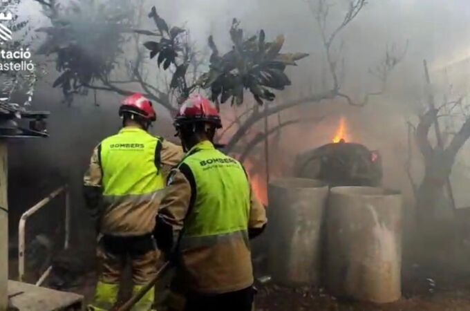 Los bomberos de la Diputación de Castellón trabajando en la extinción de un incendio