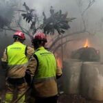 Los bomberos de la Diputación de Castellón trabajando en la extinción de un incendio