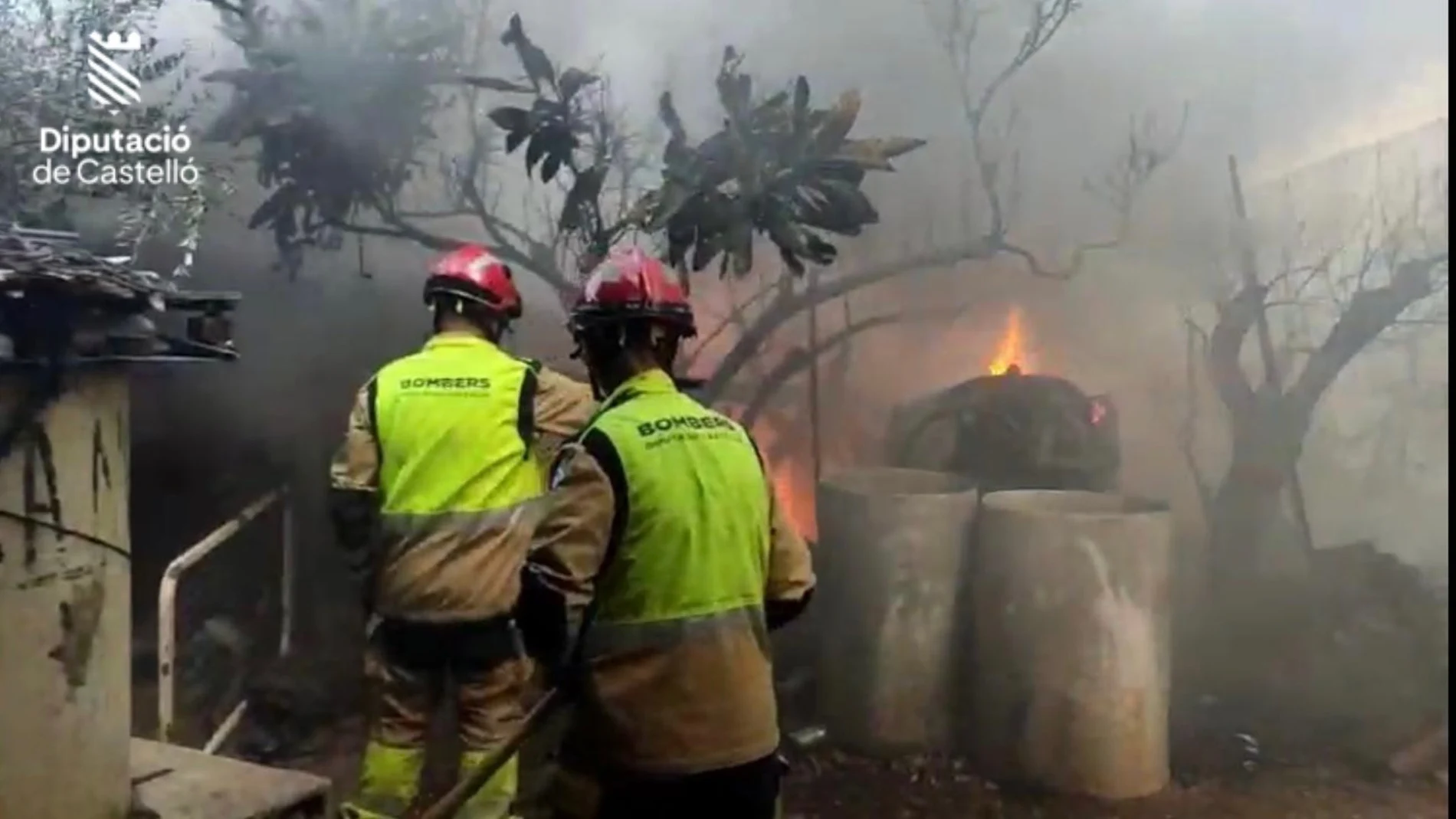 Los bomberos de la Diputación de Castellón trabajando en la extinción de un incendio