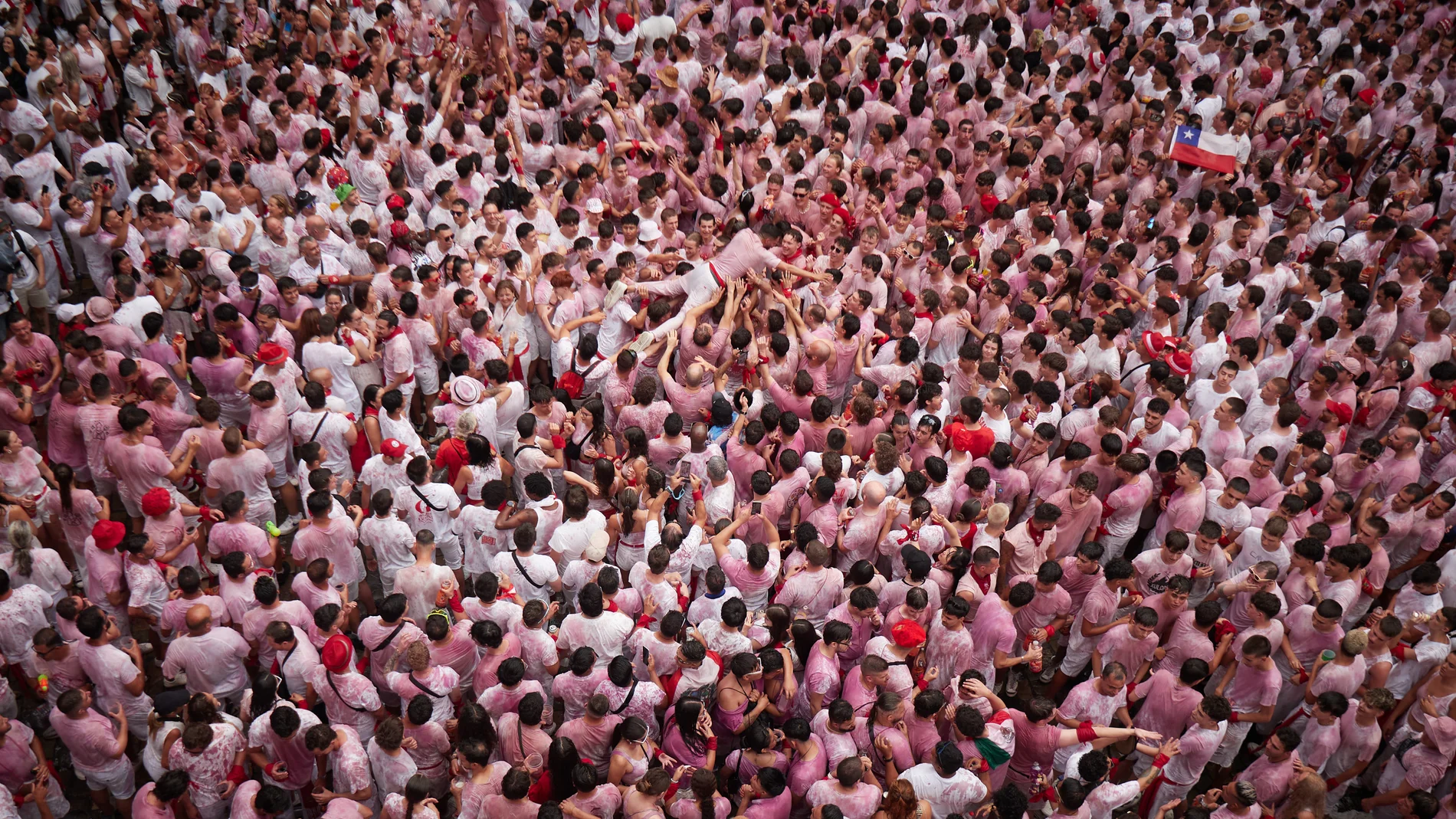 Ambiente previo al Chupinazo de San Fermín 2025, en la Plaza del Ayuntamiento, a 6 de julio de 2025, en Pamplona, Navarra (España). Tras el chupinazo, este año a cargo de la plataforma Yala Nafarroa por Palestina, comienzan en Pamplona las Fiestas de San Fermín 2025 al grito de ‘Iruindarrak! Pamplonesas, pamploneses, ¡Viva San Fermín! Gora San Fermín!’. Las celebraciones tendrán lugar hasta el próximo 14 de julio. 06 JULIO 2025;CHUPINAZO;TXUPINAZO;FIESTAS;SAN FERMÍN;SANFERMINES;CELEBRACIÓN;T...