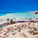 El fenómeno natural que convierte esta playa en una laguna gigante: viento, deporte y nudismo