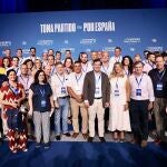Foto de familia de Mañueco con parte de la delegación del PP de Castilla y León que ha estado presente en el 21 Congreso Nacional