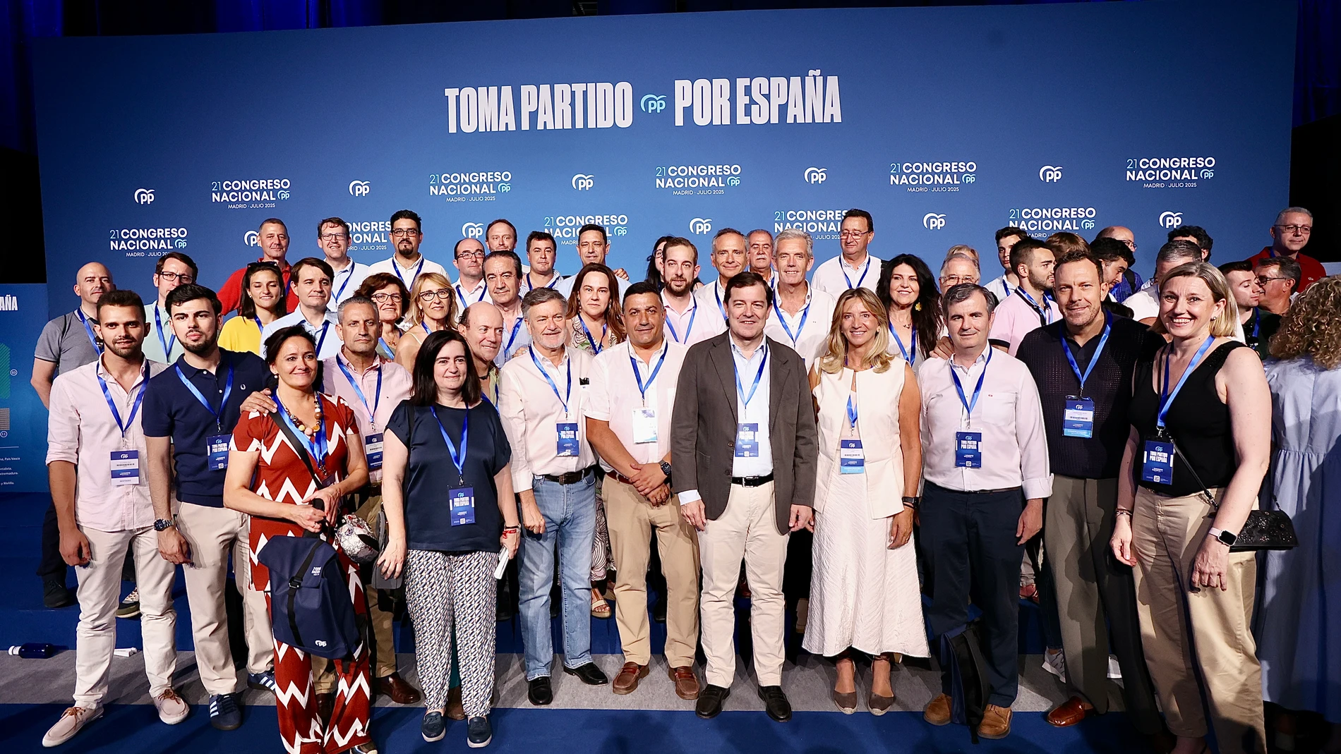 Foto de familia de Mañueco con parte de la delegación del PP de Castilla y León que ha estado presente en el 21 Congreso Nacional