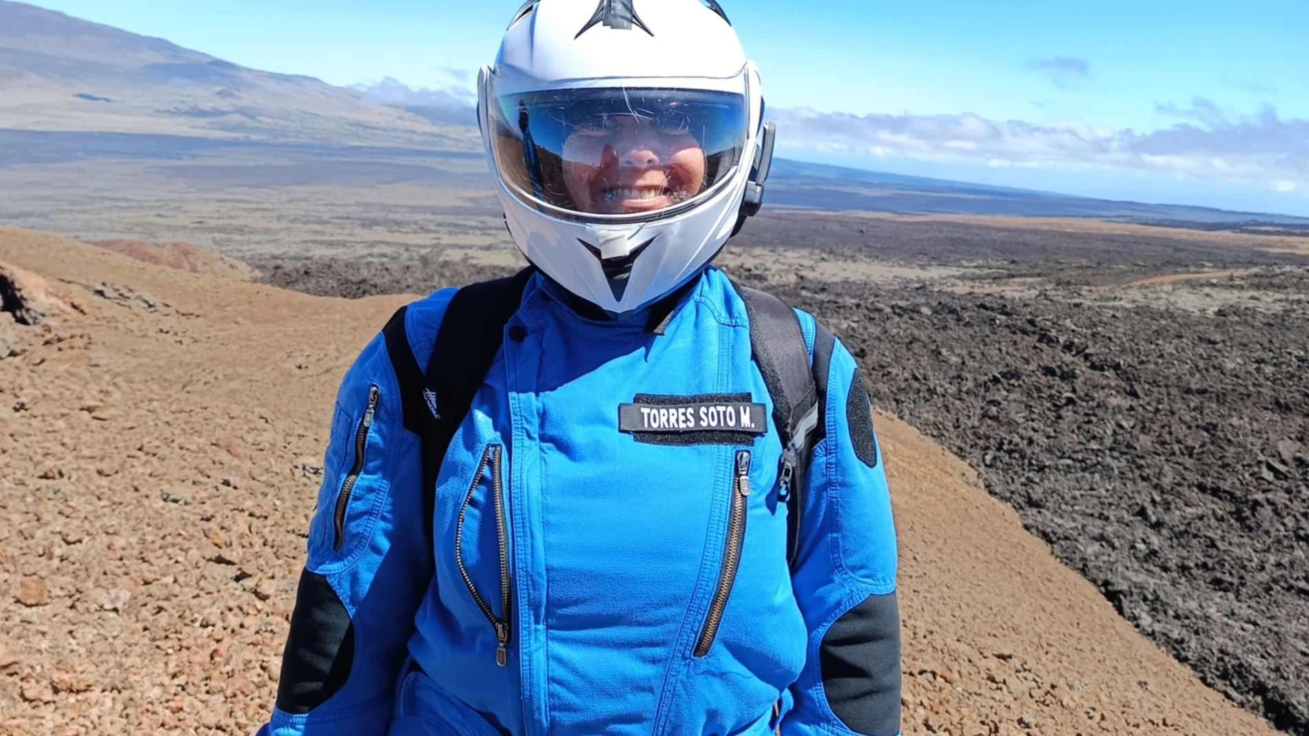 La astronauta análoga cordobesa Mariló Torres en su misión en la ladera de un volcán de Hawái.