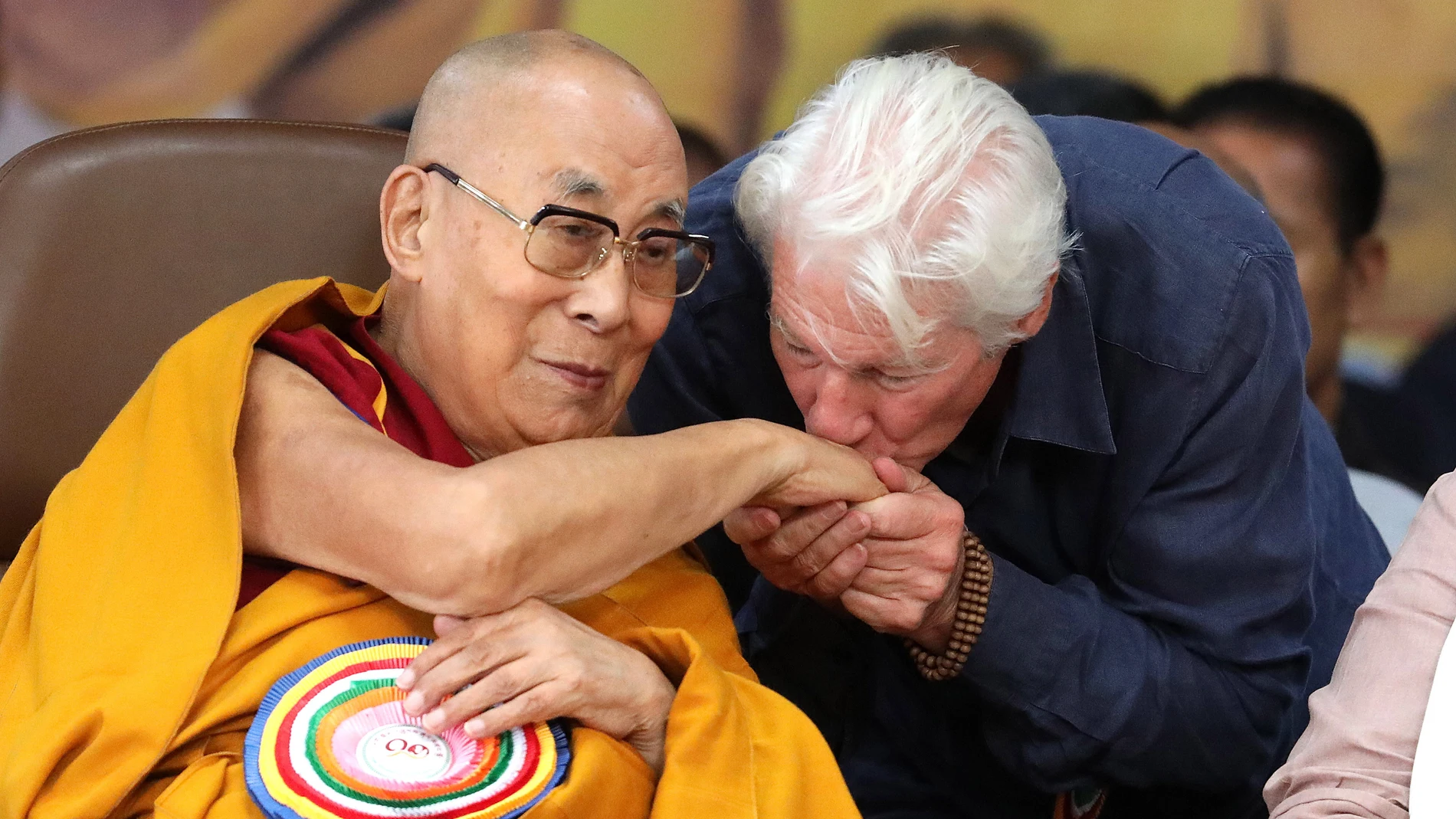 DHARAMSALA (India), 06/07/2025.- US actor Richard Gere kisses the hand of Tibetan Buddhism spiritual leader the Dalai Lama (L) during the spiritual leader's 90th birthday celebrations at Tibetans' main temple of Tsuglagkhang at McLeod Ganj, near Dharamsala, India, 06 July 2025. EFE/EPA/HARISH TYAGI