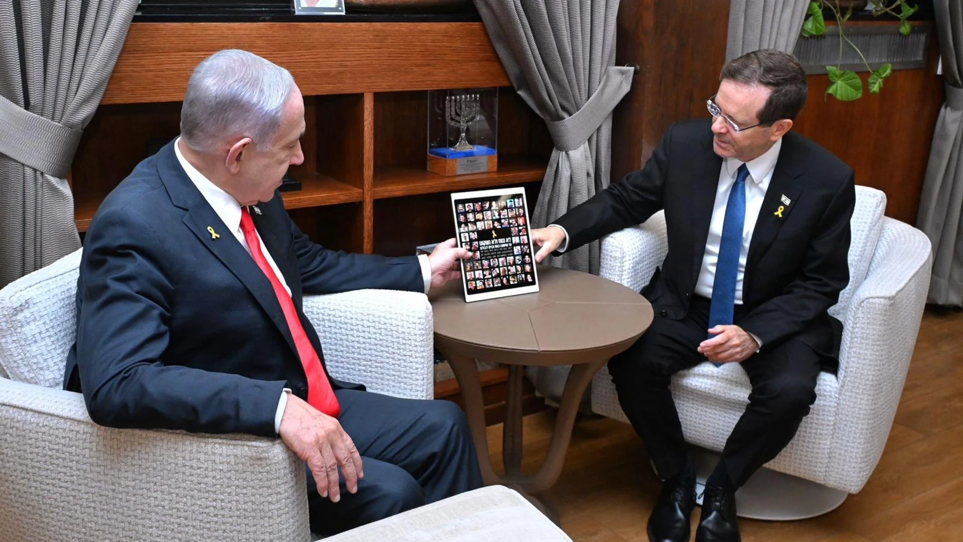 JERUSALÉN (ISRAEL), 06/07/2025.- El presidente israelí, Isaac Herzog (d), se reúne este domingo con el primer ministro israelí, Benjamín Netanyahu (i), antes de la partida de este a Washington, un viaje del que su oficina todavía no ha dado los detalles si bien medios locales informaron de que se reunirá con el presidente estadounidense, Donald Trump, en la tarde del lunes (madrugada del martes en Israel). EFE/ GPO / Haim Zach SÓLO USO EDITORIAL / SÓLO DISPONIBLE PARA ILUSTRAR LA NOTICIA QUE ...