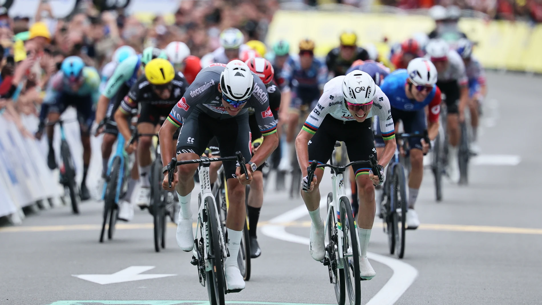 Boulogne-sur Mer (France), 06/07/2025.- Dutch rider Mathieu Van Der Poel (L) of Alpecin - Deceuninck team sprints to win the 2nd stage of the Tour de France cycling race over 209.1km from Lauwin-Planque to Boulogne-sur-Mer, France, 06 July 2025. (Ciclismo, Francia) EFE/EPA/CHRISTOPHE PETIT TESSON