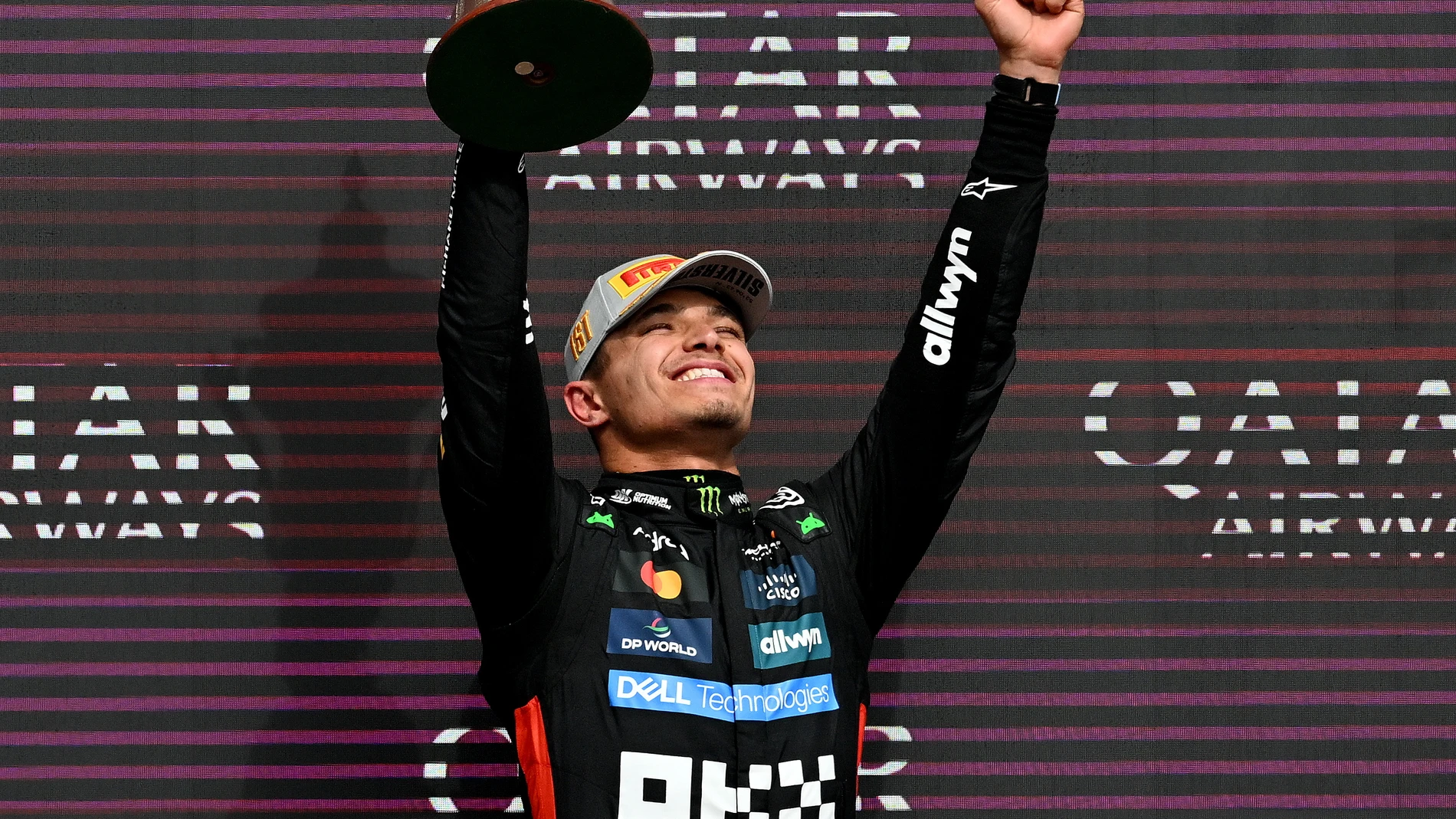 TOWCESTER (United Kingdom), 06/07/2025.- McLaren driver Lando Norris of Britain celebrates winning the Formula 1 British Grand Prix at the at the Silverstone Circuit racetrack, Britain, 06 July 2025. (Fórmula Uno, Reino Unido) EFE/EPA/PETER POWELL .