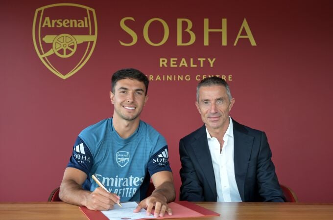 Martín Zubimendi posa con Andrea Berta, director deportivo del Arsenal