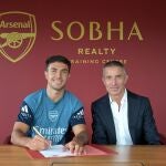 Martín Zubimendi posa con Andrea Berta, director deportivo del Arsenal