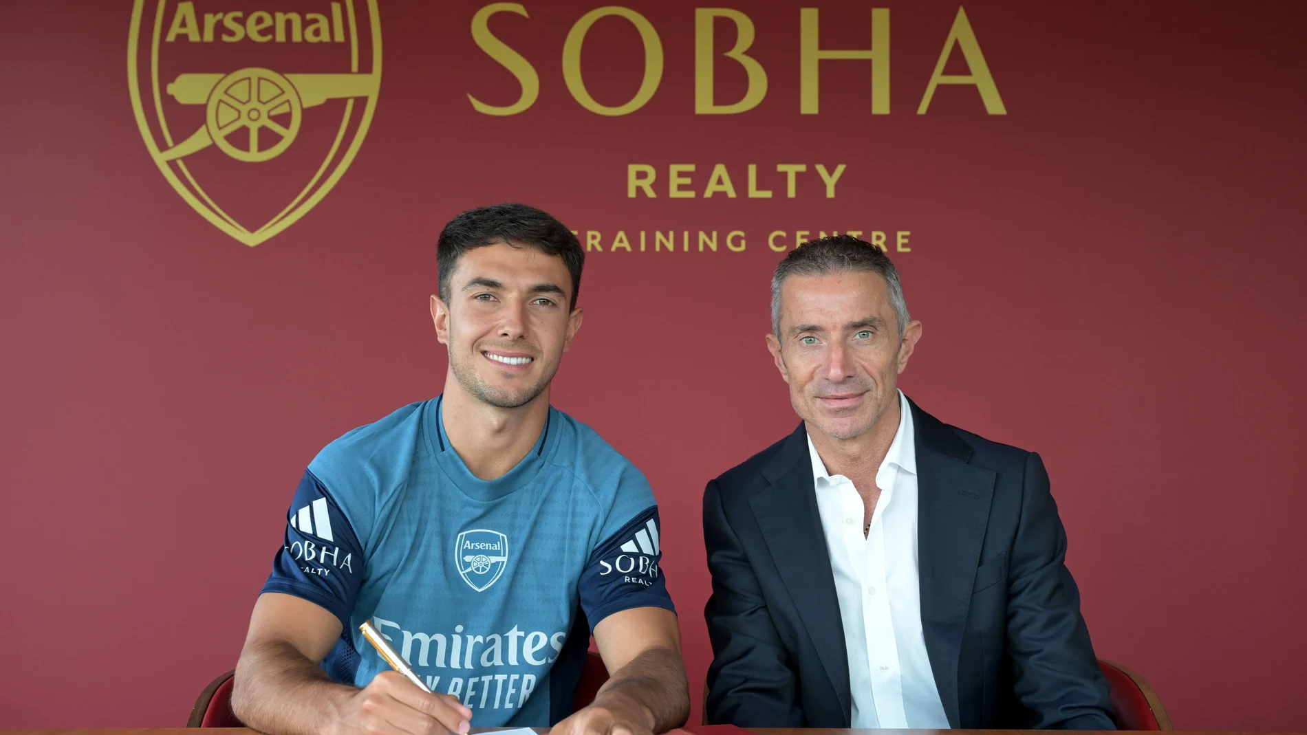 Martín Zubimendi posa con Andrea Berta, director deportivo del Arsenal