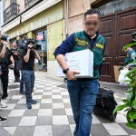  Agentes de la Unidad Central Operativa (UCO) de la Guardia Civil durante un registro en el marco de una investigación.