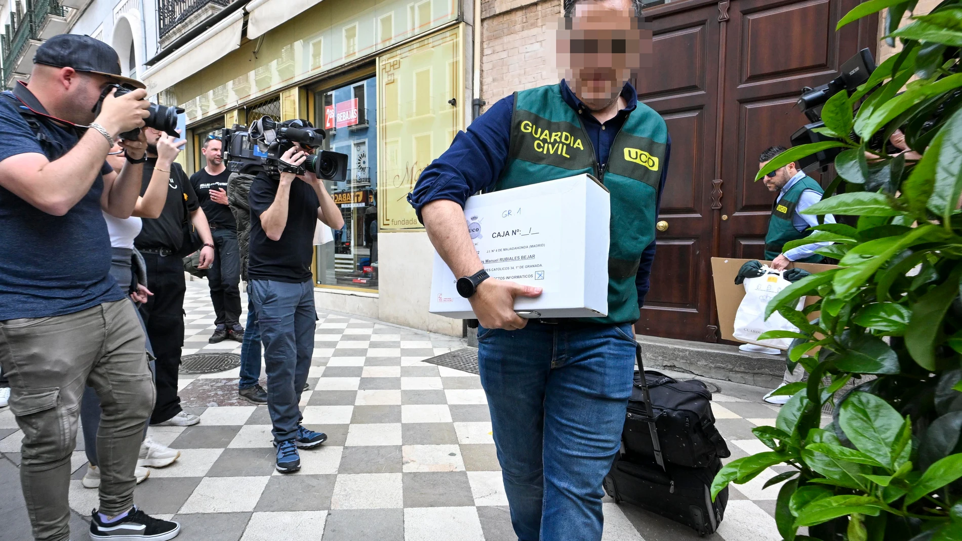 Agentes de la Unidad Central Operativa (UCO) de la Guardia Civil durante un registro en el marco de una investigación.