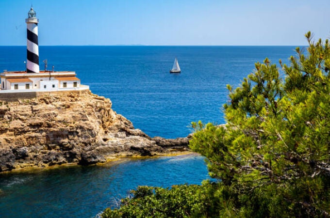 La pequeña isla mediterránea que parece las Maldivas y tiene pasado militar: está en España