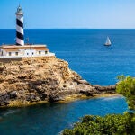 La pequeña isla mediterránea que parece las Maldivas y tiene pasado militar: está en España