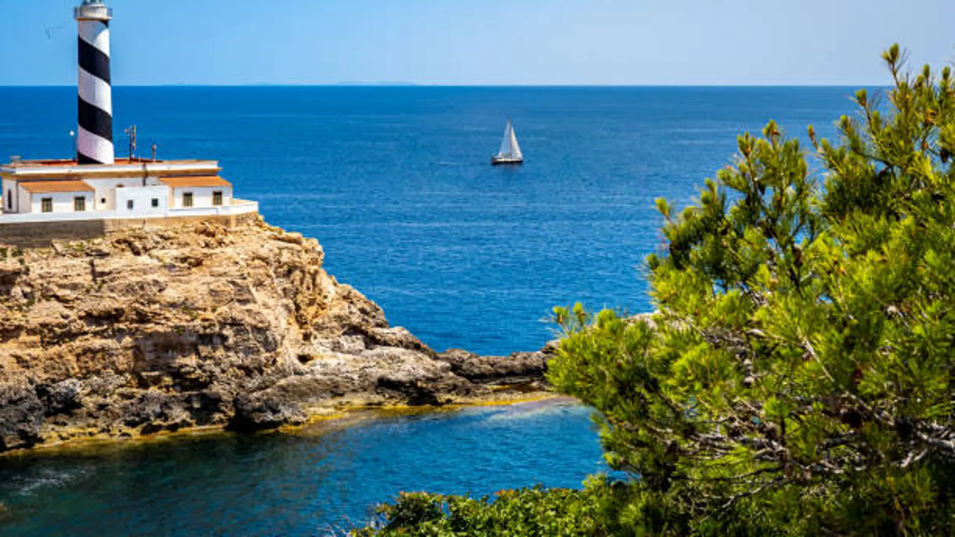 La pequeña isla mediterránea que parece las Maldivas y tiene pasado militar: está en España