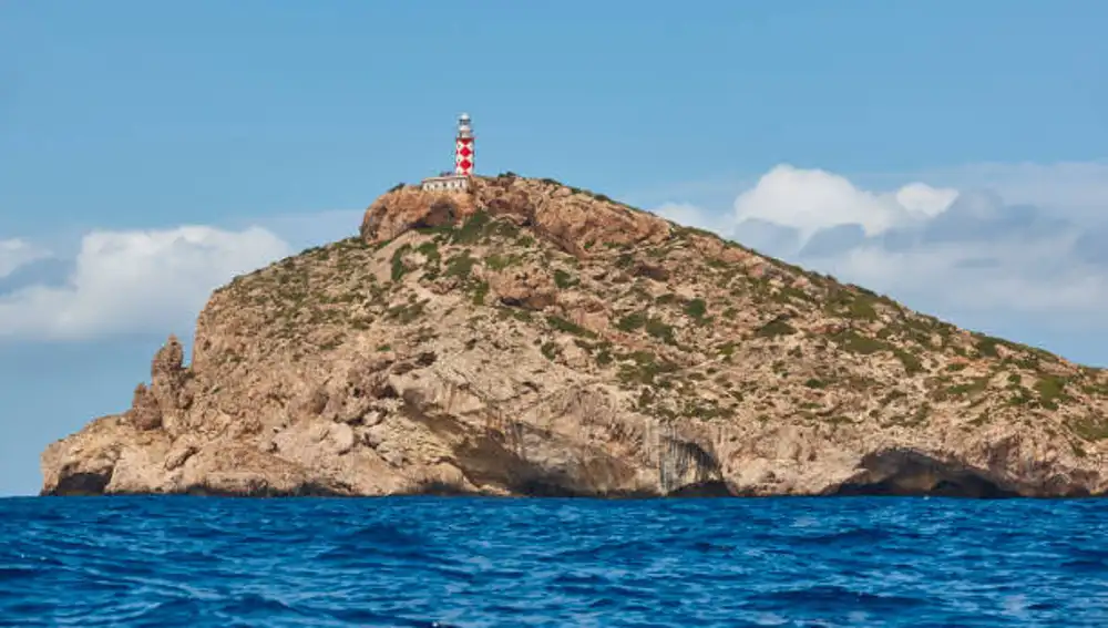Un faro y un macizo de Cabrera