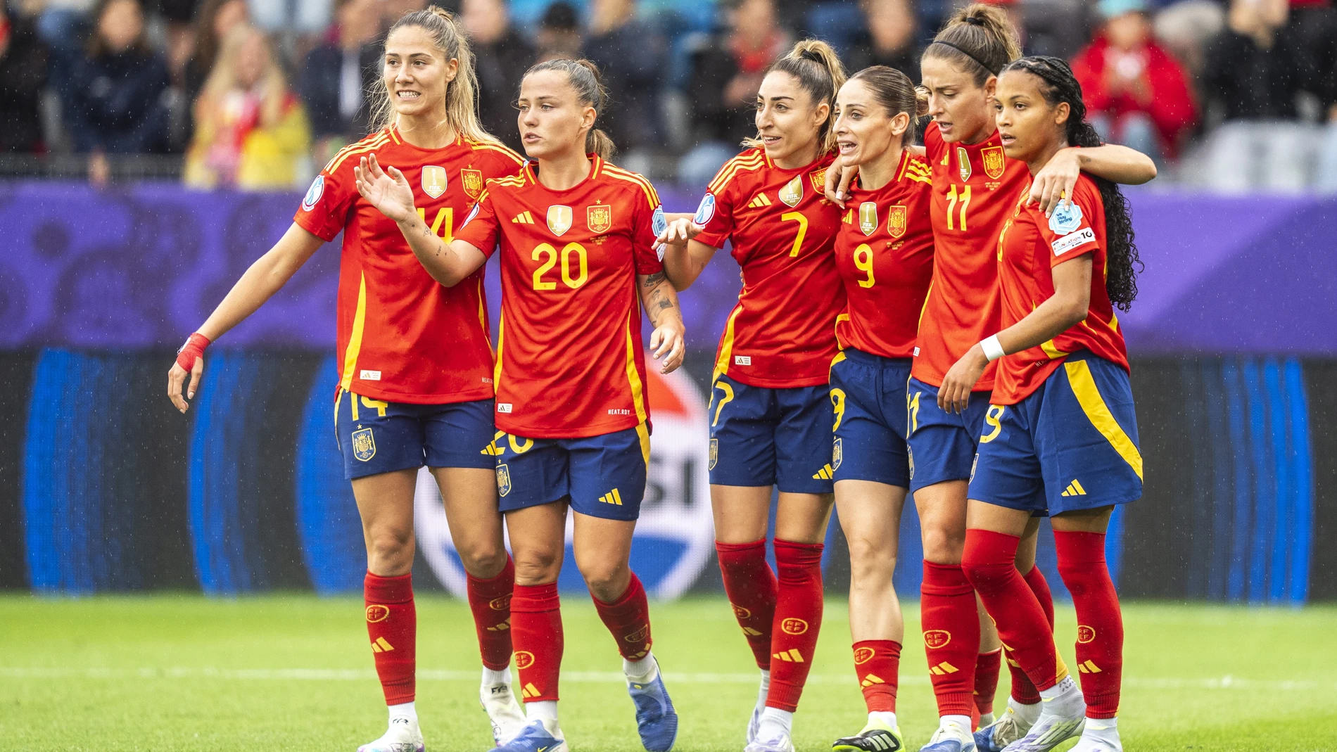 Thun (Switzerland), 07/07/2025.- Players of Spain celebrate the 4-1 goal during the UEFA Women's EURO 2025 Group B soccer match between Spain and Belgium, in Thun, Switzerland, 07 July 2025. (Bélgica, España, Suiza) EFE/EPA/TIL BUERGY EDITORIAL USE ONLY