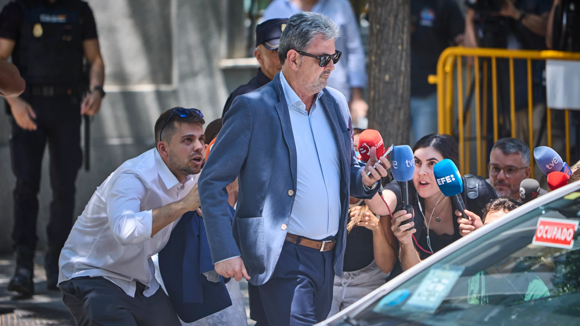 Antxon Alonso presunto socio de Santos Cerdán en la empresa Servinabar a su salida este lunes al Tribunal Supremo en Madrid donde declara ante el juez del caso Koldo por el presunto pago de mordidas a cambio de adjudicaciones. © Alberto R. Roldán / Diario La Razón. 07 07 2025