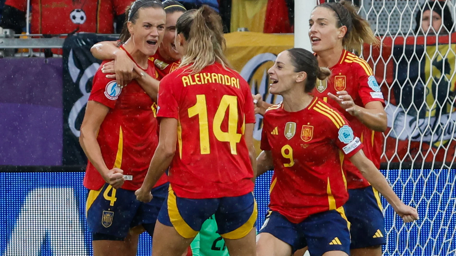 FOTODELDÍA THUN (SUIZA), 07/07/2025.- La jugadora de la selección de España Irene Paredes, celebra su gol contra la selección de Bélgica, durante el partido de la segunda jornada de la fase de grupos de la Eurocopa 2025 entre la selección de España y la selección de Bélgica, este lunes en el Stockhorn Arena en Thun, Suiza.-EFE/ Ana Escobar