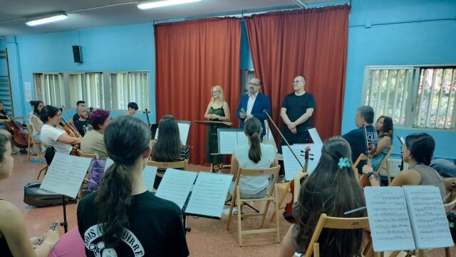 El alcalde de Ponferrada, Marco Morala, despide a la Orquesta Sinfónica de Ponferrada antes de viajar a Viena