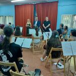 El alcalde de Ponferrada, Marco Morala, despide a la Orquesta Sinfónica de Ponferrada antes de viajar a Viena