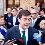 Mañueco atiende a la prensa antes de clausurar en La Alberca (Salamanca) el acto de Embutidos Fermín ‘20 años exportando a EEUU
