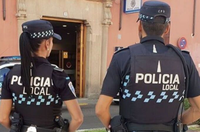 Dos agentes de la Policía Local